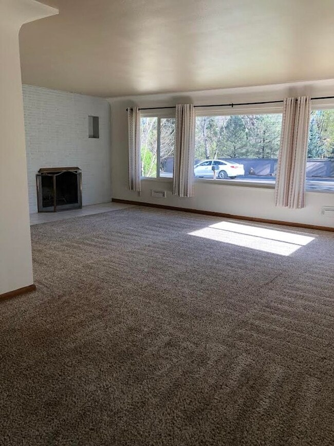 Building Photo - Charming 4 Bd, 2 Ba, Ranch Home in D-12 School District, close to Downtown, Trails and Ft. Carson