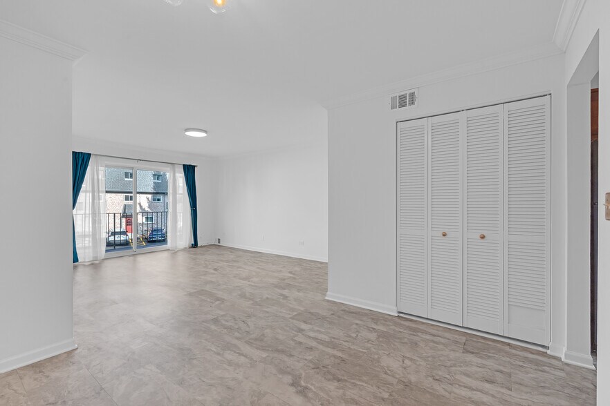 Building Photo - 900 S Plum Grove Rd