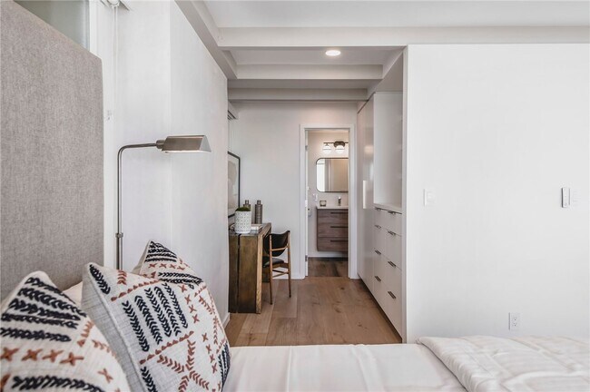 Building Photo - 816 The Strand