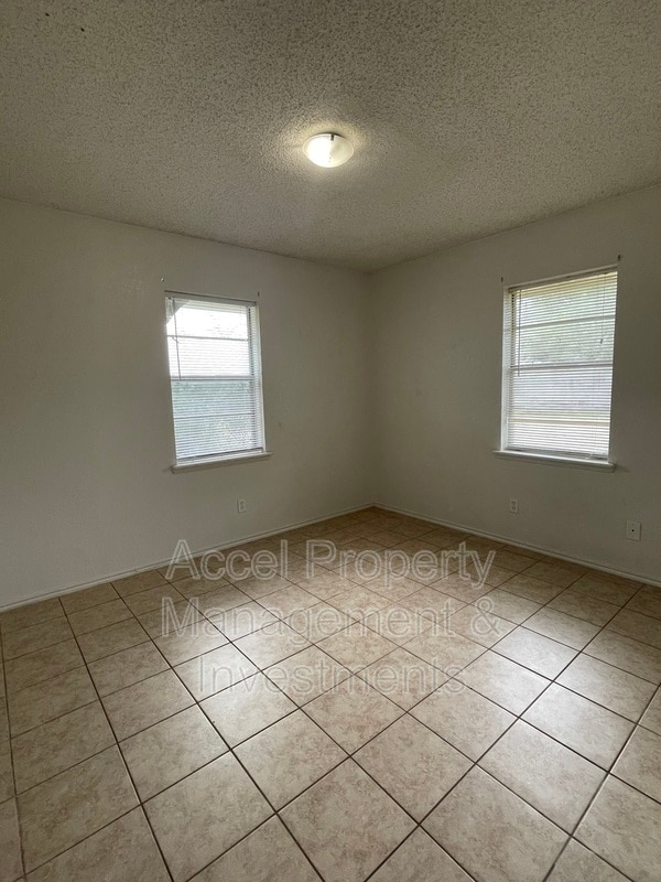 Building Photo - 806 W 26th St