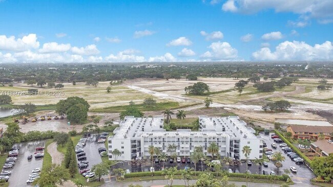 Building Photo - 2998 Sunrise Lakes Dr E