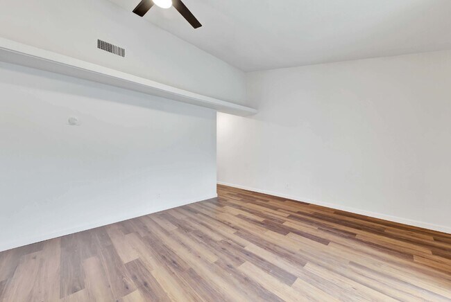 Building Photo - "Charming 2 Bed Apartment in Austin, TX wi...