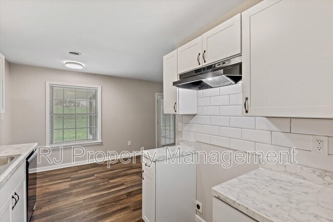 Building Photo - 5773 Redbud Cove