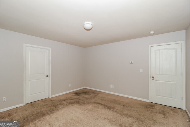 Building Photo - 2944 S Hills