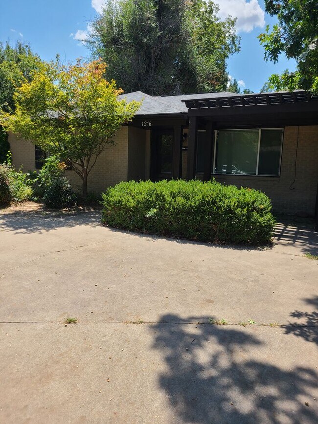 Building Photo - 1216 Westlawn Dr
