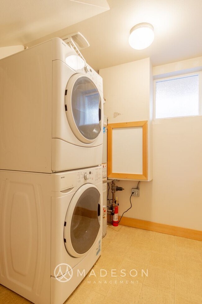Building Photo - Modern Ballard Townhome | 2 Primary Suites + Office | Garage | Walk to Market ST!