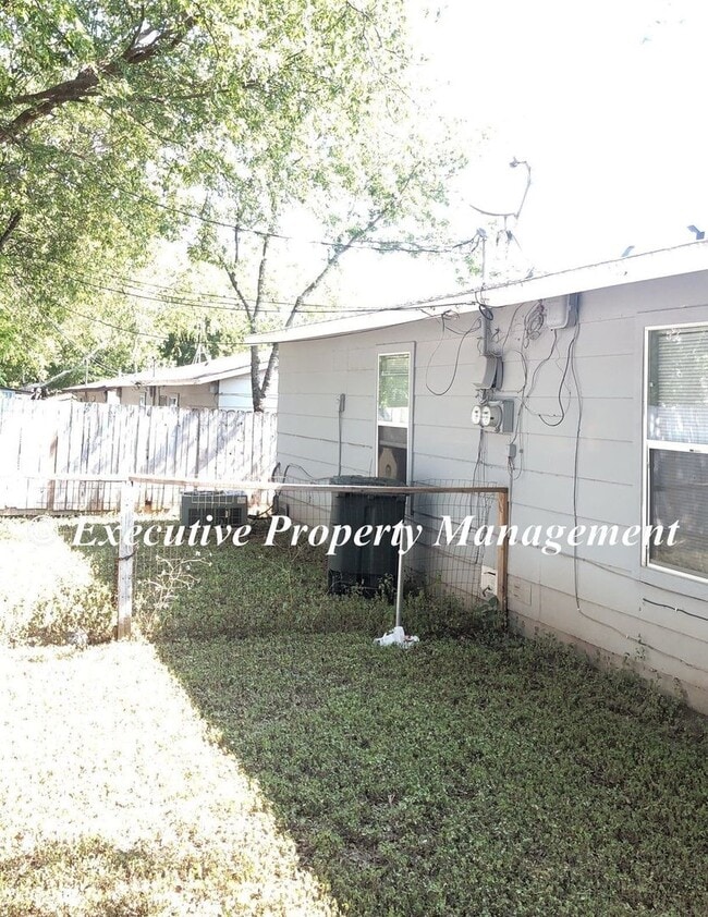 Building Photo - 918-920 JR Ct