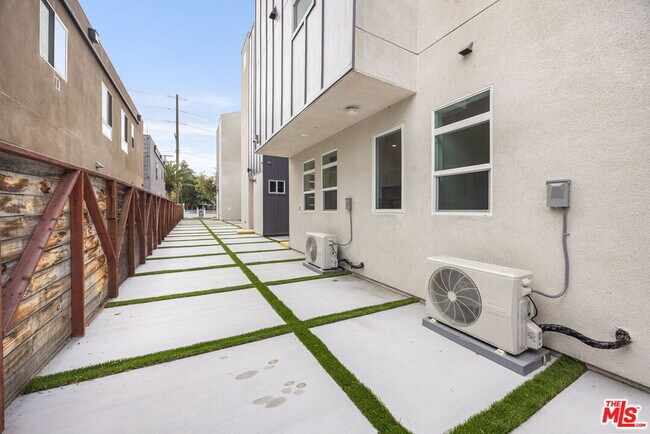 Building Photo - 11253 Hatteras St