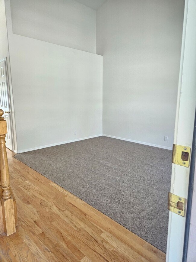Building Photo - 4 Bedroom 2.5 Bathroom Desireable Merdian Neighborhood