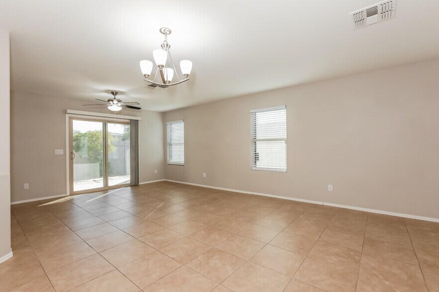 Building Photo - 2541 S De Soto Rd
