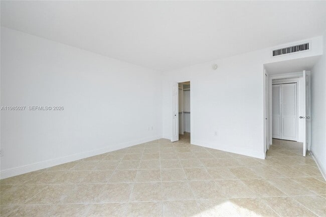 Building Photo - 10350 W Bay Harbor Dr