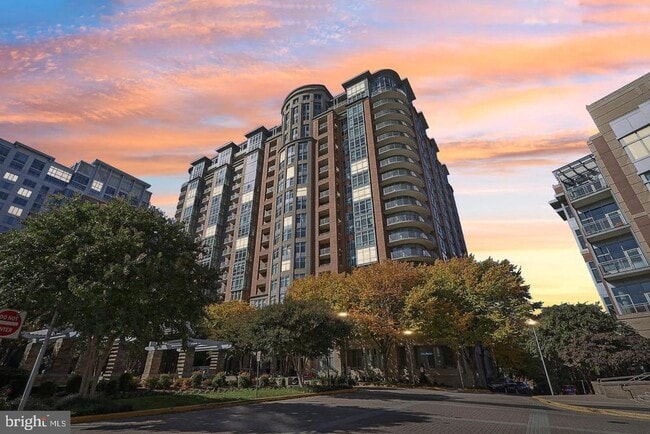 Building Photo - 8220 Crestwood Heights Dr