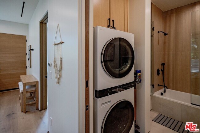 Building Photo - 4703 Saloma Ave