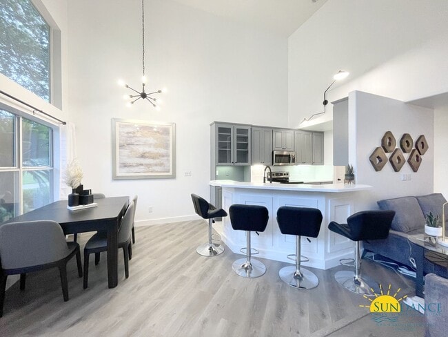 Building Photo - Custom Furnished 4 bed 3.5 bath in Emerald Bay!