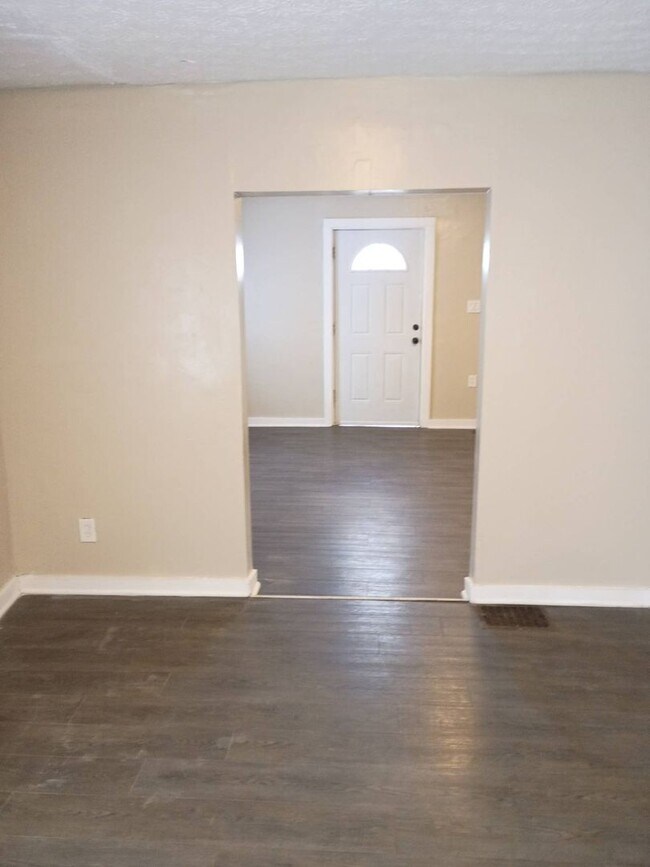 Building Photo - Charming 3 - Bedroom Property in Prime Location