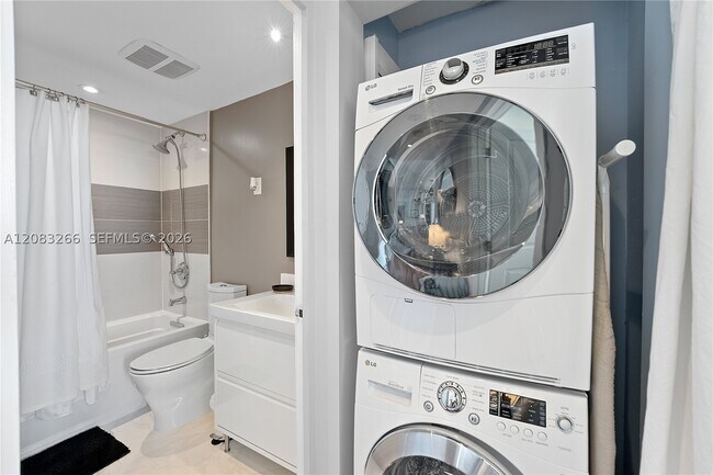Building Photo - 1408 Brickell Bay Dr