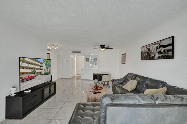 Building Photo - 1690 NE 191st St