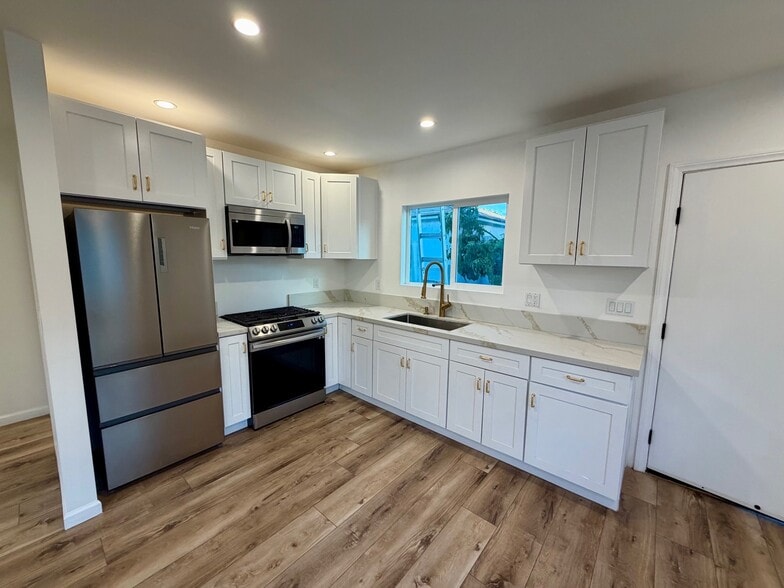 Building Photo - 1144 E Wilson Ave