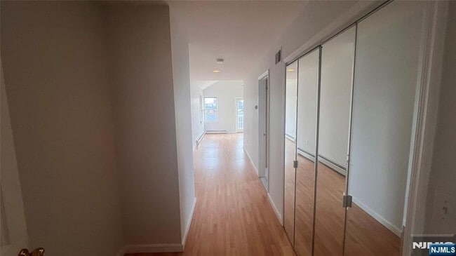 Building Photo - 82 Edgewater Pl