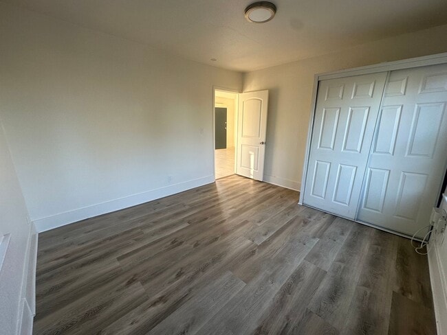 Building Photo - UPGRADED 4 BEDROOM NEAR DRAKE PARK!