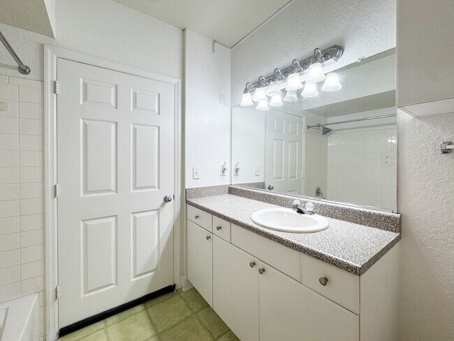 Building Photo - Perfectly priced 1/1 in heart of Downtown Orlando