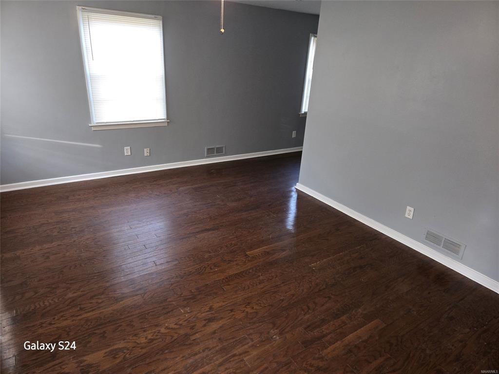 Building Photo - 2141 Meadowlane Dr