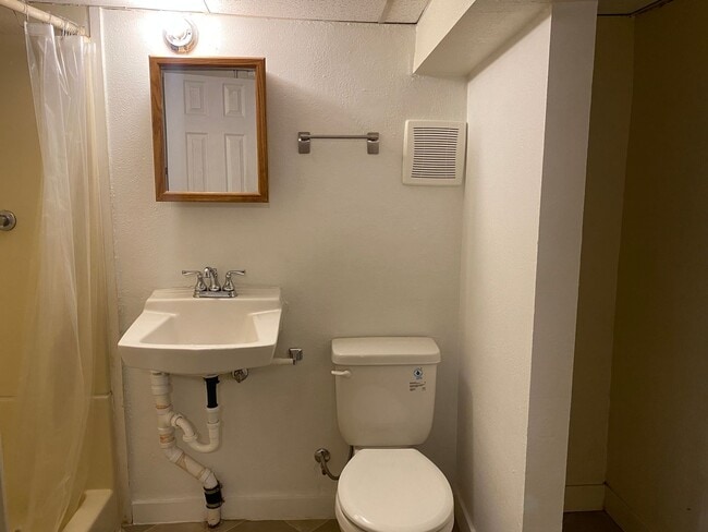 Building Photo - 709 Evans Ave