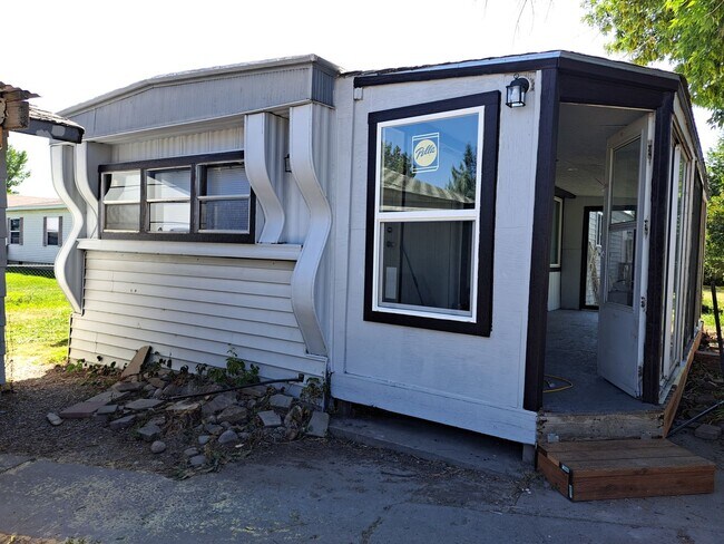 Building Photo - Quite Mobile Home Just Outside of Laurel