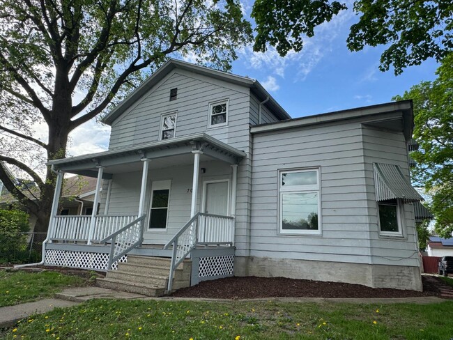 Building Photo - 704 W Monroe St