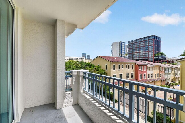 Building Photo - 403 S Sapodilla Ave