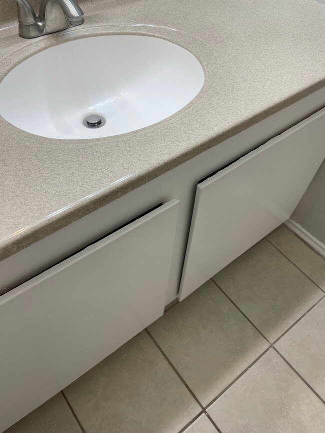 Building Photo - 921 NW Summercrest Blvd