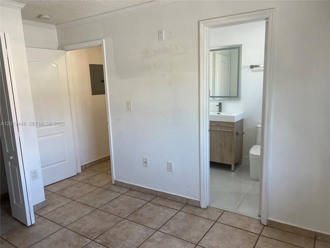 Building Photo - 2425 W 76th St