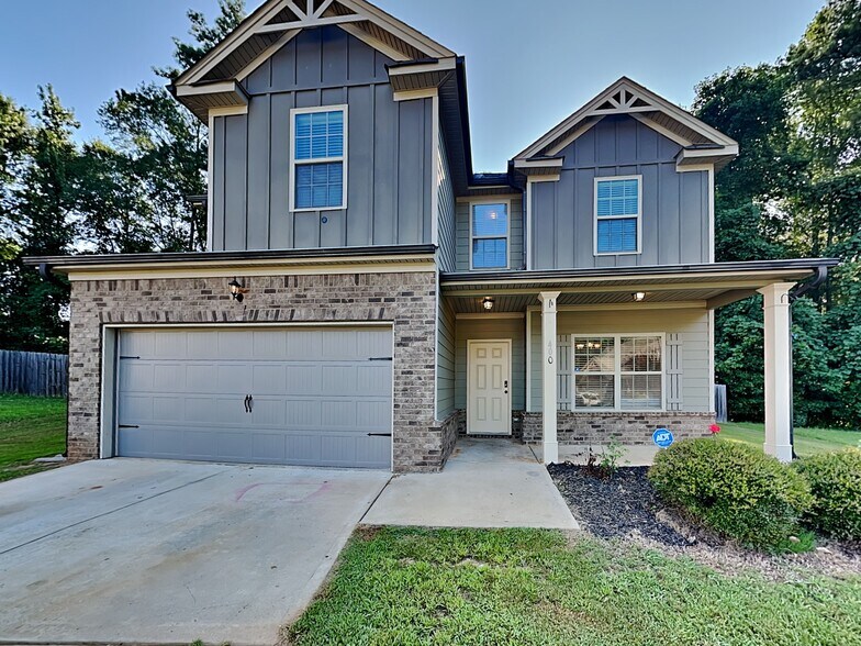 Building Photo - 400 Louise Way