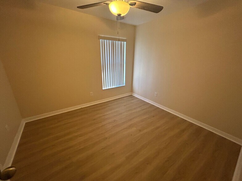 Building Photo - Gorgeous 4/2 wont last long