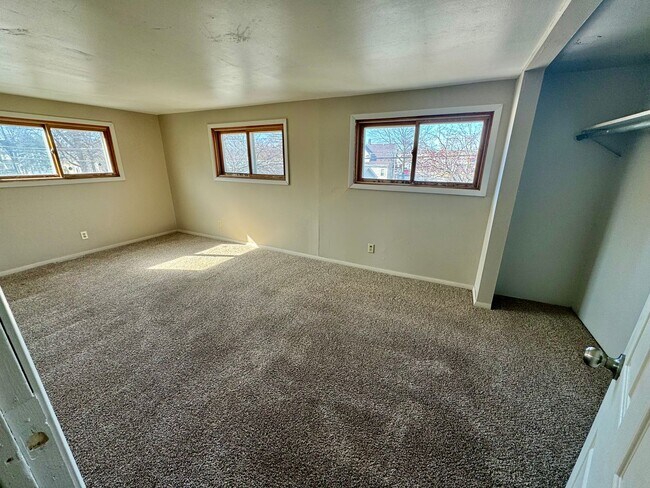 Building Photo - 4 Bedroom Single Family House