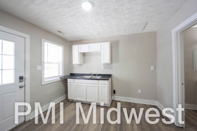 Building Photo - "Chic & Cozy 1-Bed Urban Retreat in Indianapolis – Perfectly Compact Living!"