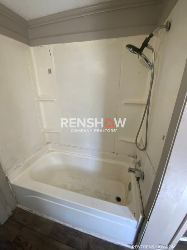 Building Photo - 318 Tulip St