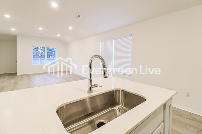 Building Photo - 10820 Mason Dr