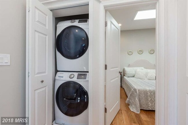 Building Photo - H Street Prime with 1/2 off the first month's rent!