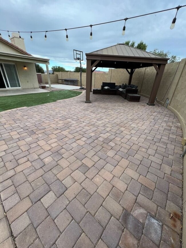 Building Photo - HOUSE FOR RENT