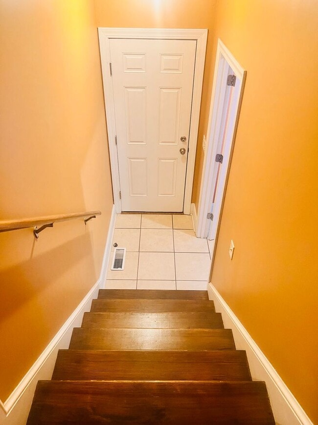 Building Photo - Tucked Away 3 Bedroom Gem on Private Road ...