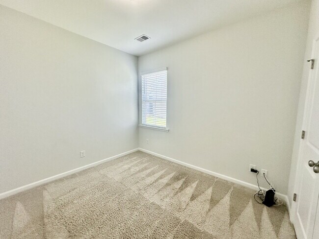 Building Photo - Three Bedroom Home with Large Loft in Heartstone Lakes!