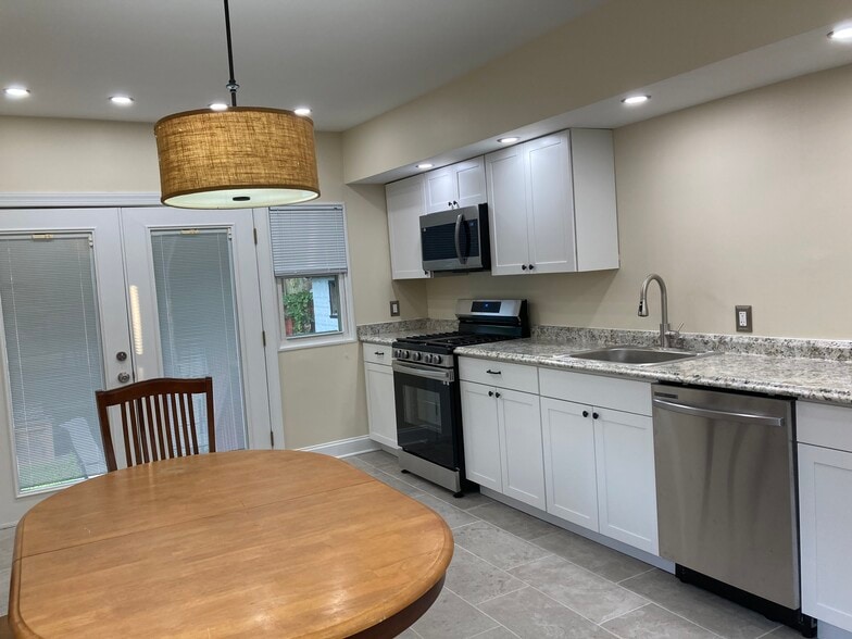 Building Photo - 218 Evergreen Ave