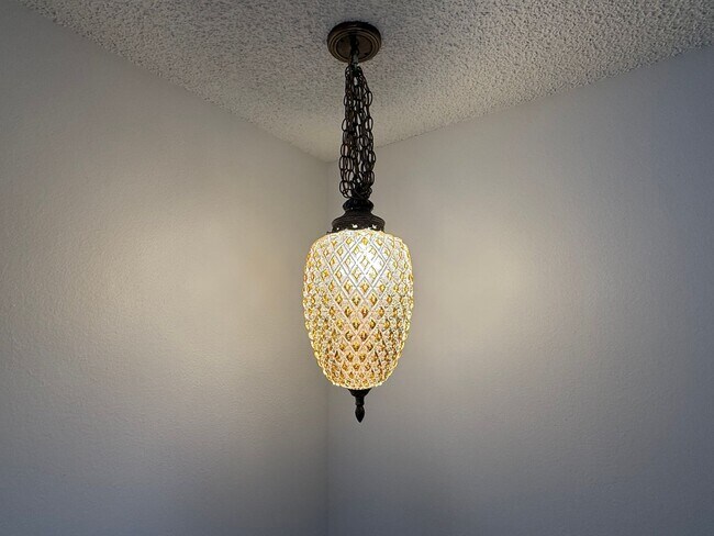 Building Photo - Save $500 on 2nd Month Rent