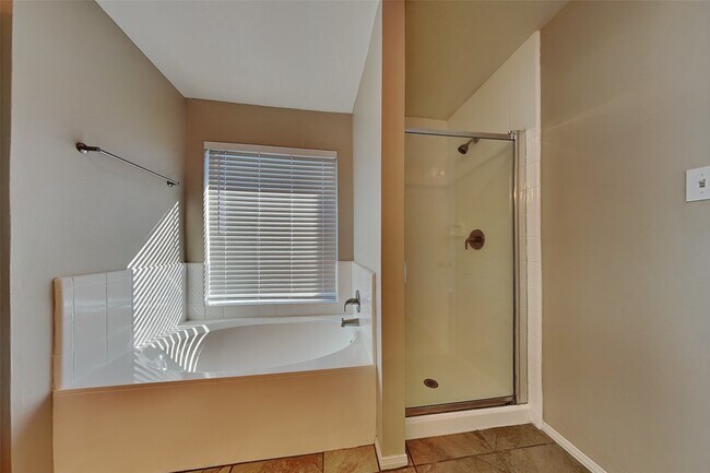 Building Photo - 31110 Silver Village Dr