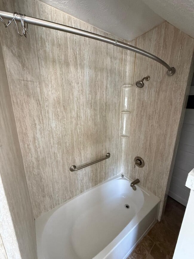 Building Photo - 726 S 18th St