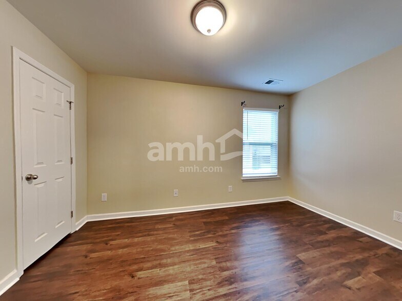 Building Photo - 195 Meadow Wood Rd