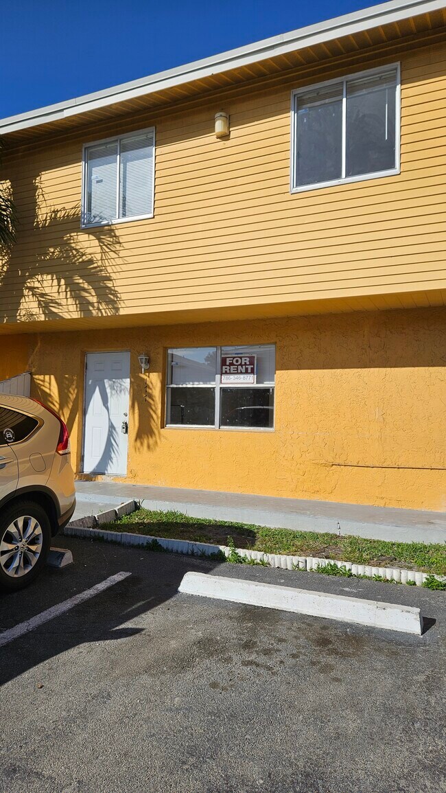 Building Photo - 177 NE 12th Ave