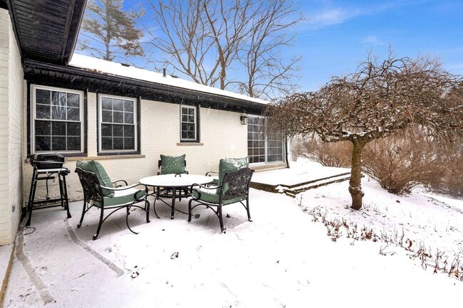 Building Photo - 3BD ROOM RANCH - PRIVATE LOT - FURNISHED - BLOOMFIELD HILLS