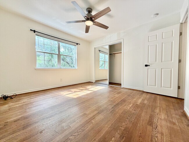 Building Photo - 2126 Banks St